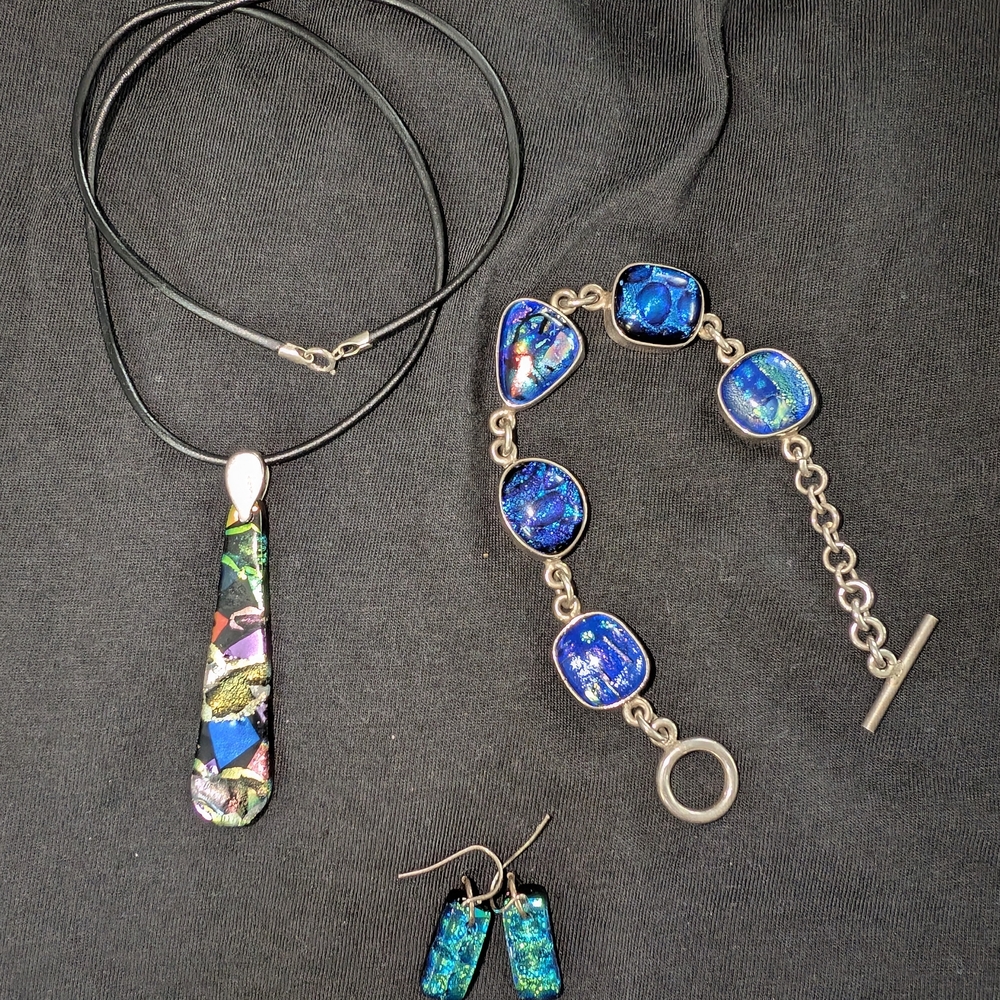 Blue Dichroic Glass Bracelet and Pendant Jewelry Set - Women's Fashion
